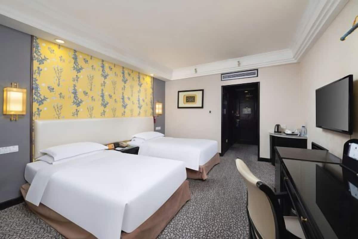 Isi minibar gratis, brankas, meja kerja, dan kedap suara