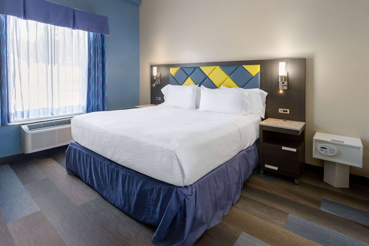 Kamer, 1 kingsize bed, toegankelijk voor mindervaliden, niet-roken (Mobility Accessible Room) | Een bureau, een laptopwerkplek, geluiddichte muren