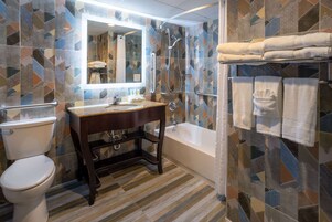 Habitación Deluxe, 2 camas de matrimonio, no fumadores (Mobility Accessible Room) | Baño accesible en silla de ruedas