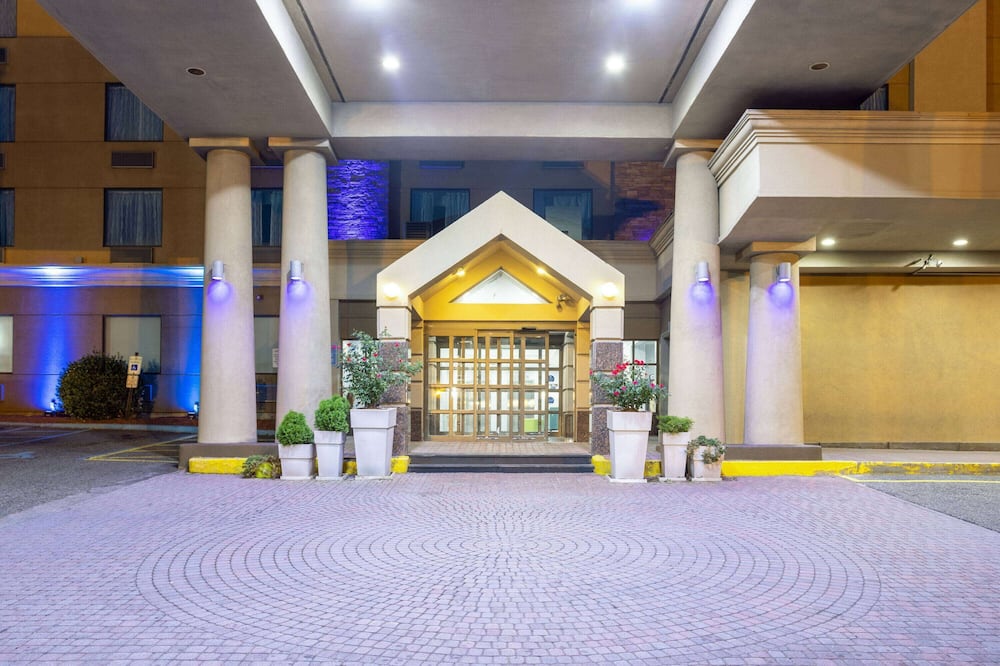 Days Hotel by Wyndham North Bergen /NYC Area