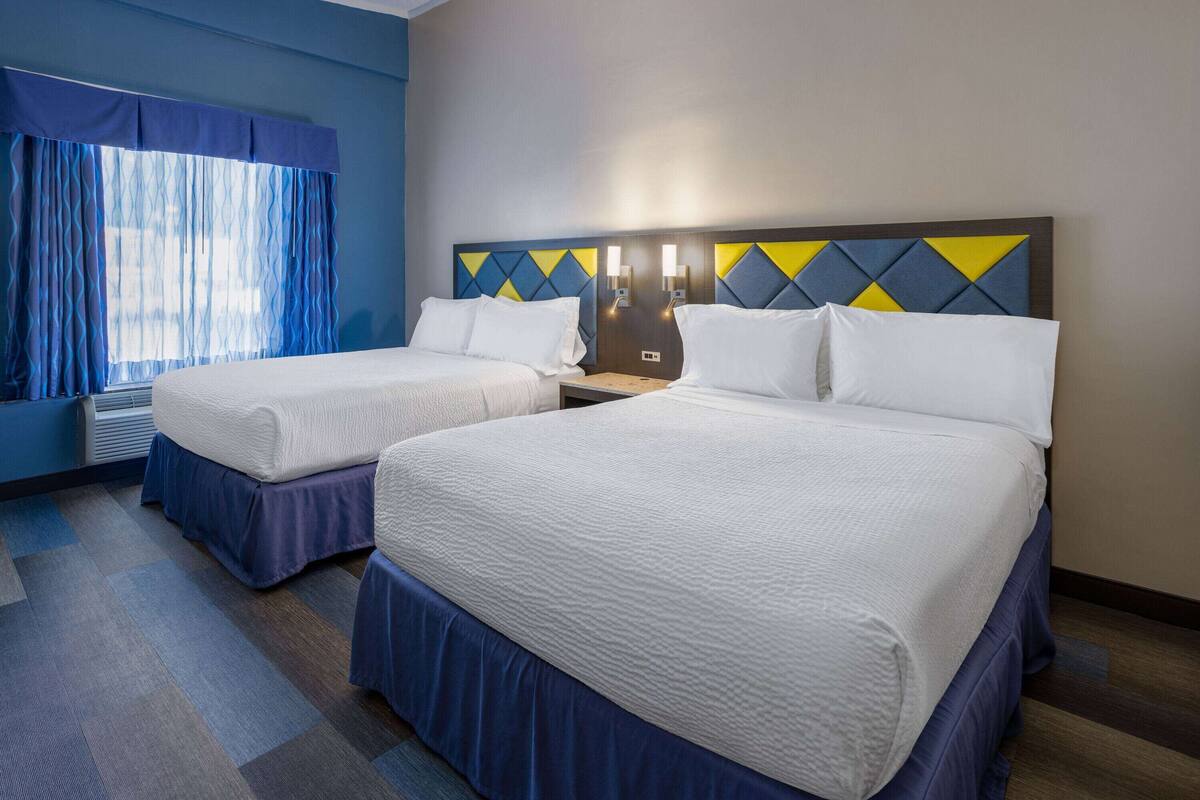 Deluxe-herbergi - 2 meðalstór tvíbreið rúm - gott aðgengi - reyklaust (Mobility Accessible Room) | Skrifborð, vinnuaðstaða fyrir fartölvur, hljóðeinangrun