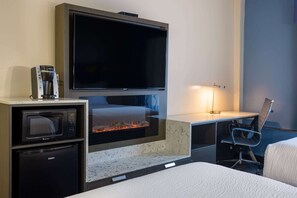 Una scrivania, postazione laptop, insonorizzazione, ferro/asse da stiro