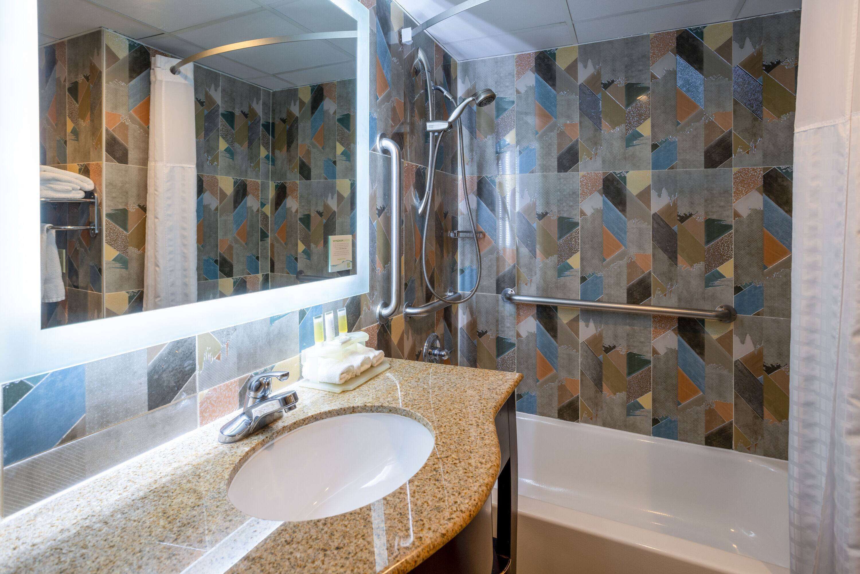 Photo - Days Hotel by Wyndham North Bergen