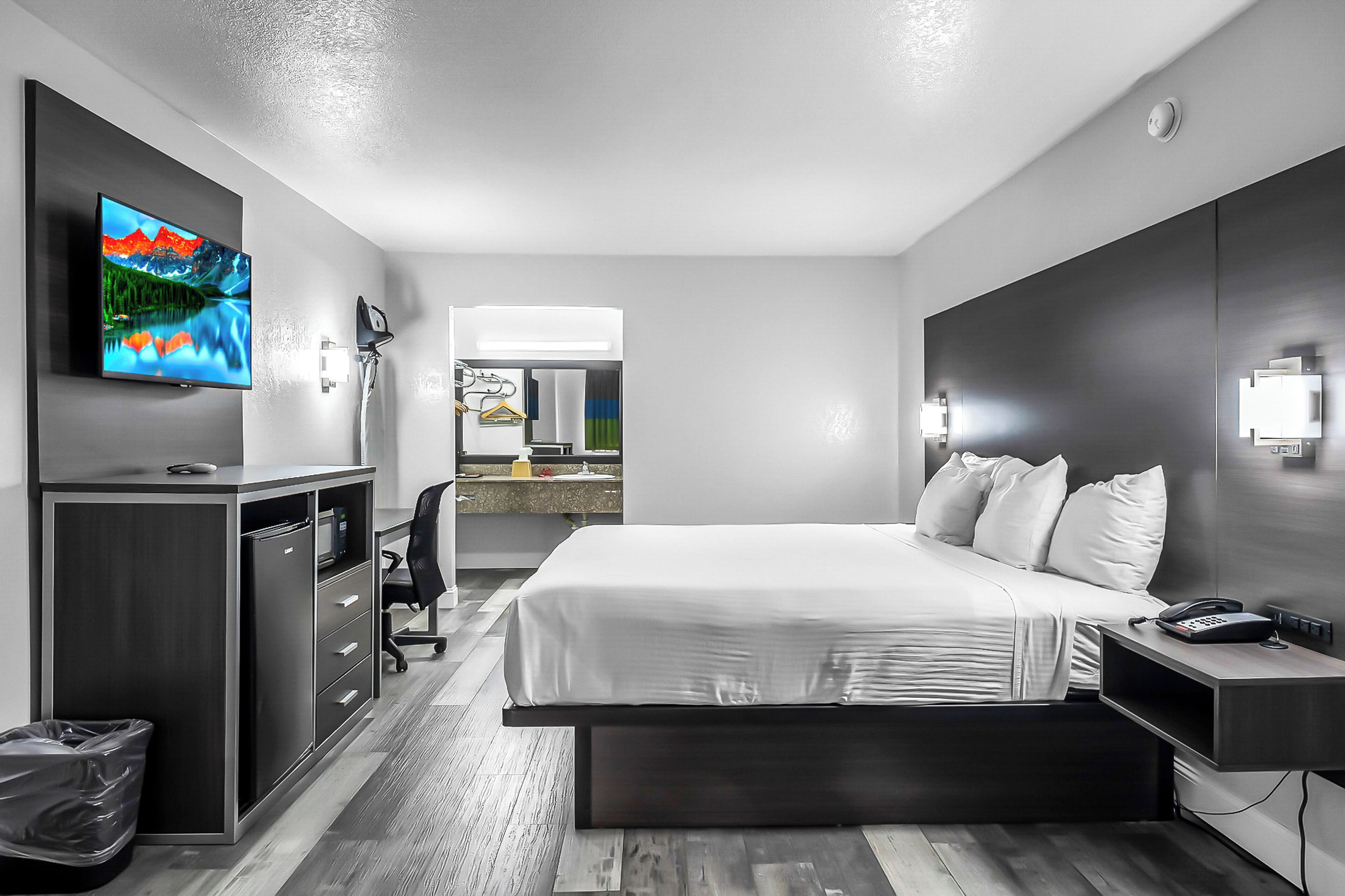 เตียงพร้อมฟูกเสริมที่นอน, โต๊ะทำงาน, พื้นที่ทำงานแบบใช้แล็ปท็อป