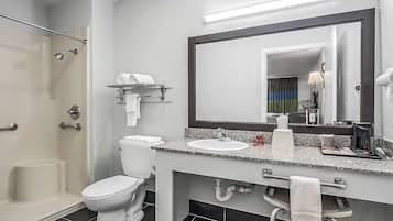 Combined shower/tub, free toiletries, hair dryer, towels