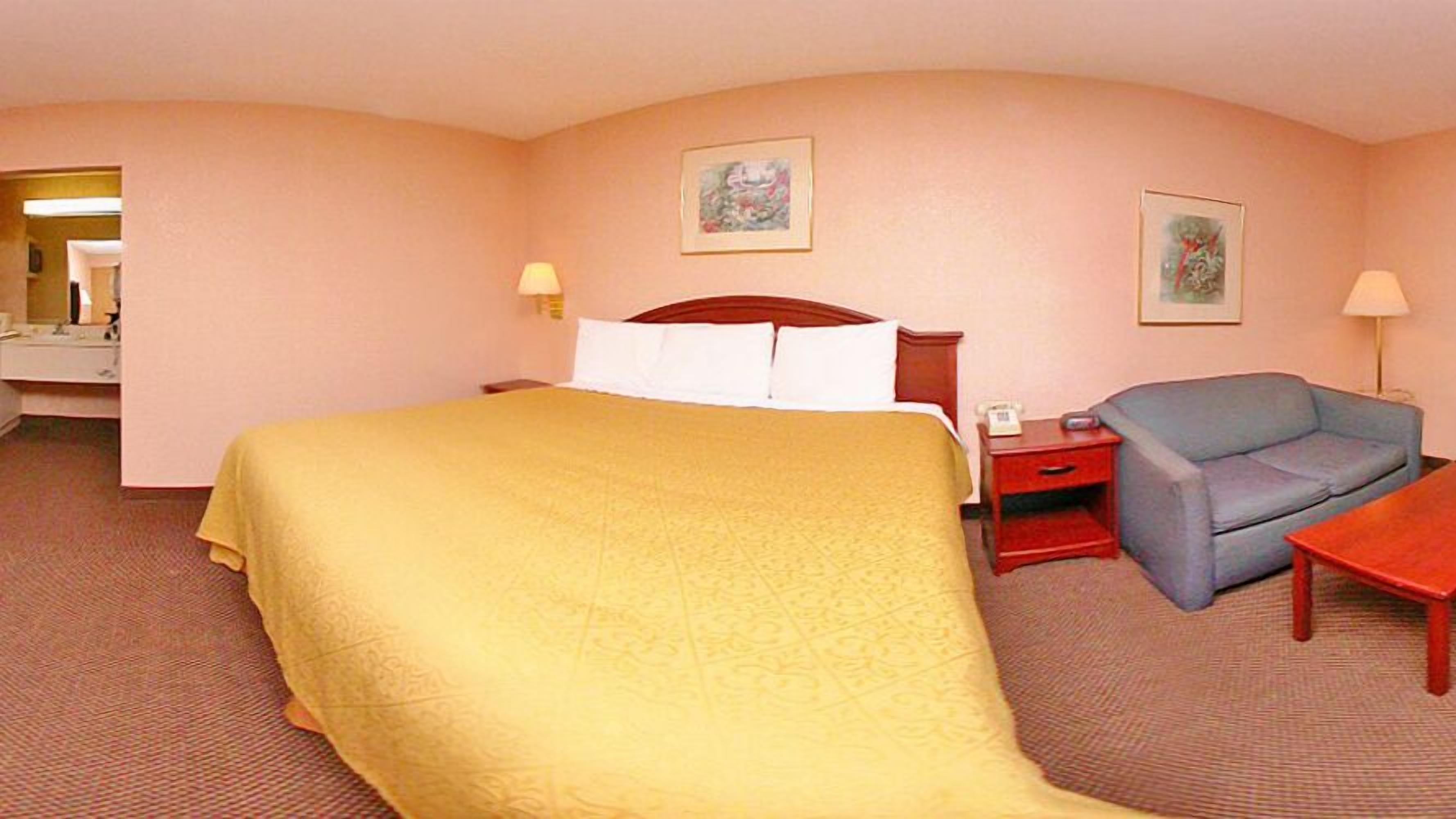 Premium bedding, desk, iron/ironing board, free WiFi