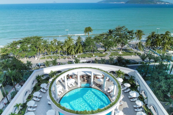 Outdoor pool, open 6:00 AM to 6:00 PM, pool umbrellas, sun loungers