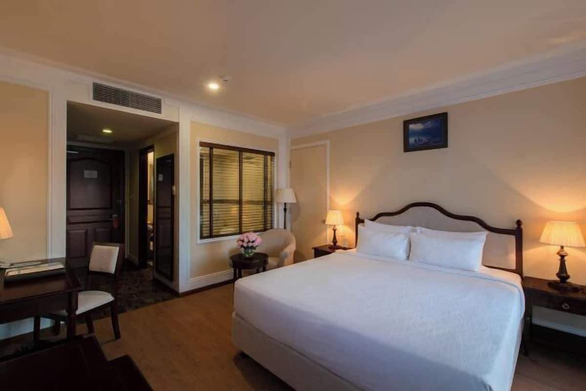 1 bedroom, premium bedding, minibar, in-room safe
