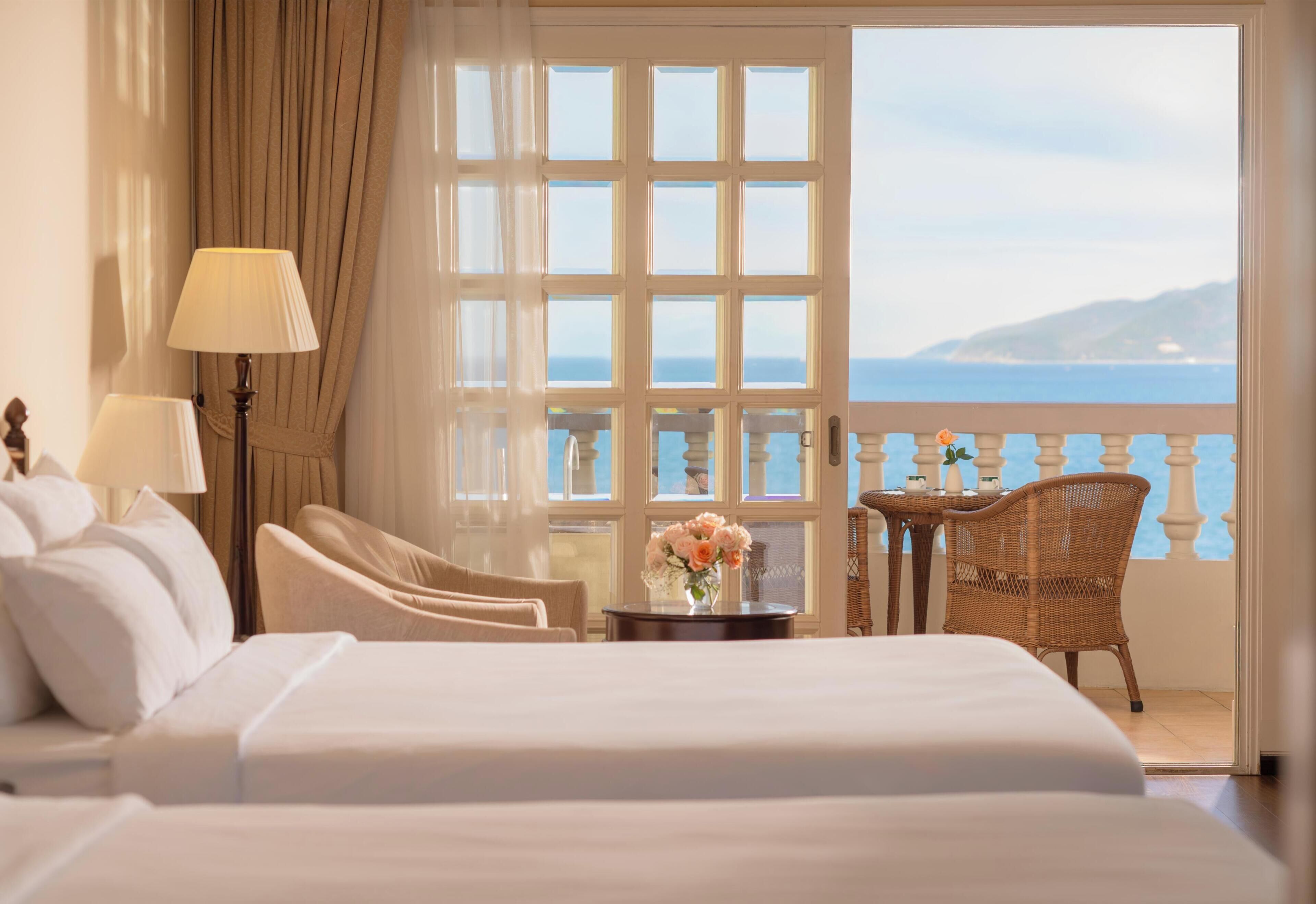 Junior Suite, Ocean View, Corner | 1 bedroom, premium bedding, minibar, in-room safe