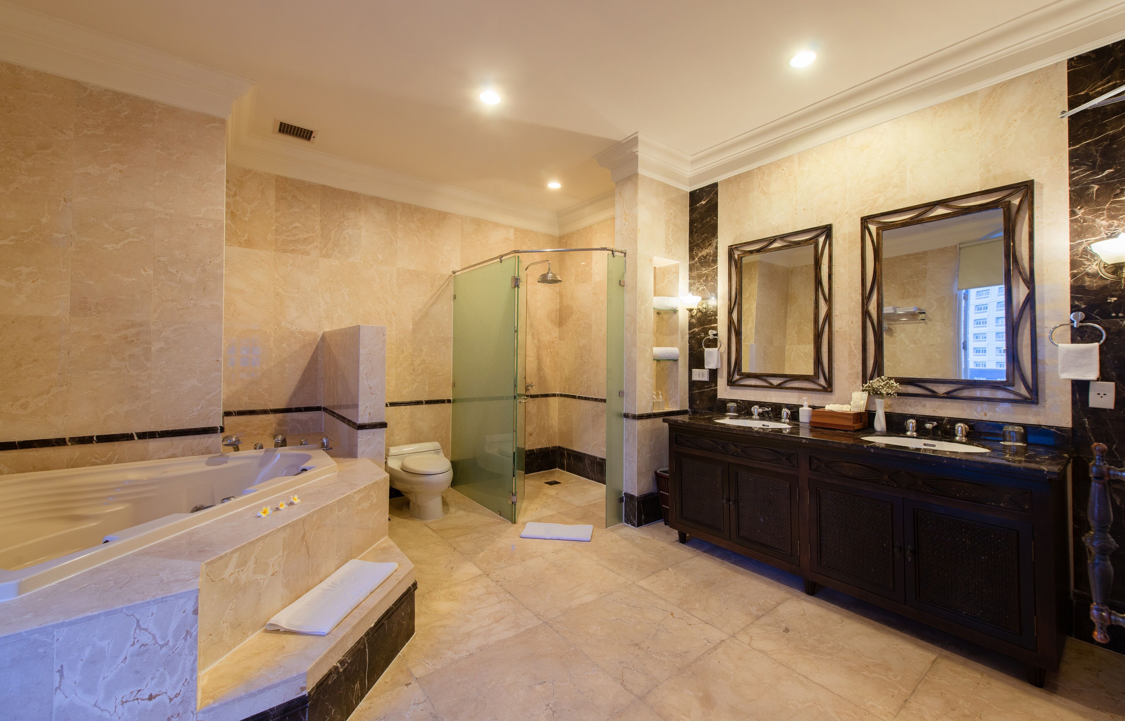 executive suite ocean view | bathroom | free toiletries, hair dryer, bathrobes, slippers