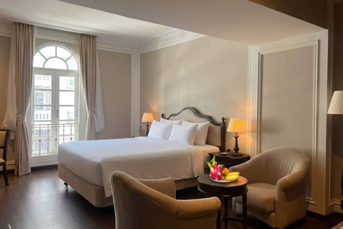 Deluxe Room, 1 King Bed | 1 bedroom, premium bedding, minibar, in-room safe