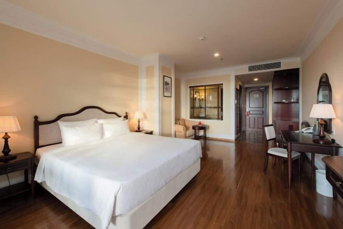 1 bedroom, premium bedding, minibar, in-room safe