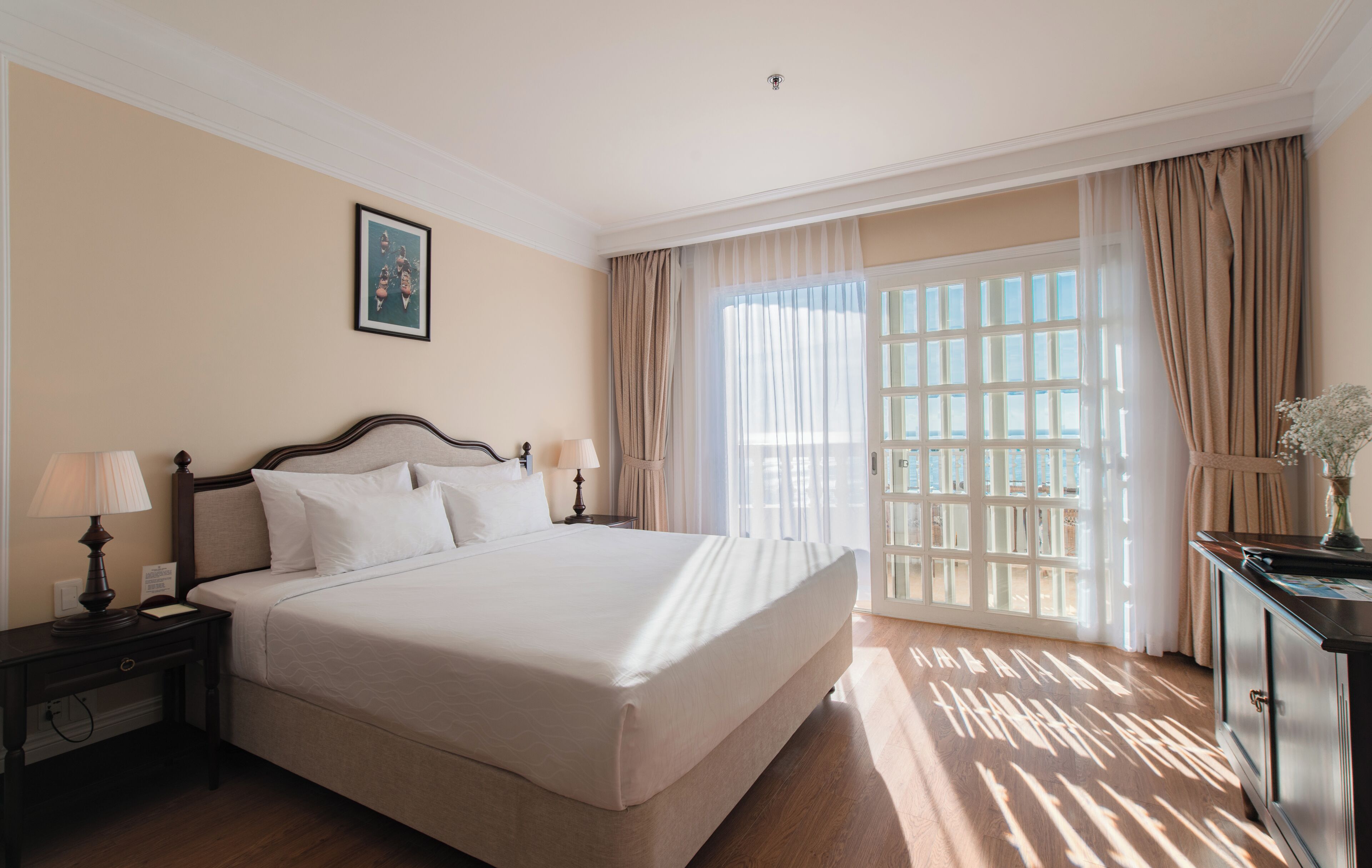 Kahden hengen deluxe-huone, 1 suuri parisänky, valtamerinäköala | 1 makuuhuone, ylelliset vuodevaatteet, minibaari, tallelokero huoneessa