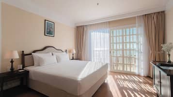Chambre Deluxe, 1 très grand lit, balcon, vue océan | 1 chambre, literie de qualité supérieure, minibar