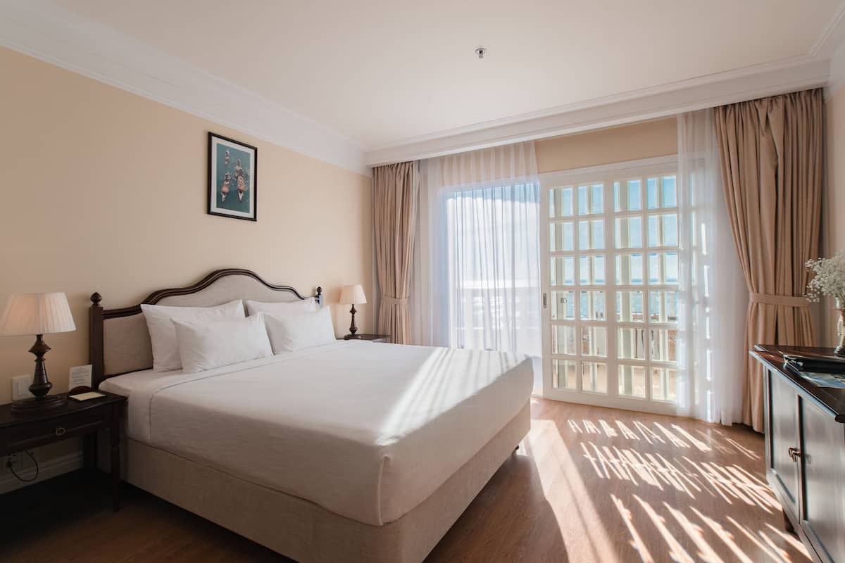 Deluxe Double Room, 1 King Bed, Ocean View | 1 bedroom, premium bedding, minibar, in-room safe