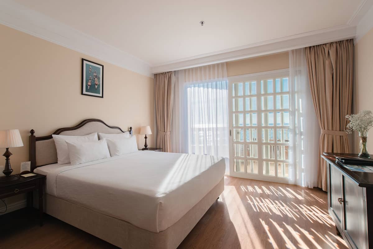Deluxe Double Room, 1 King Bed, Ocean View | 1 bedroom, premium bedding, minibar, in-room safe