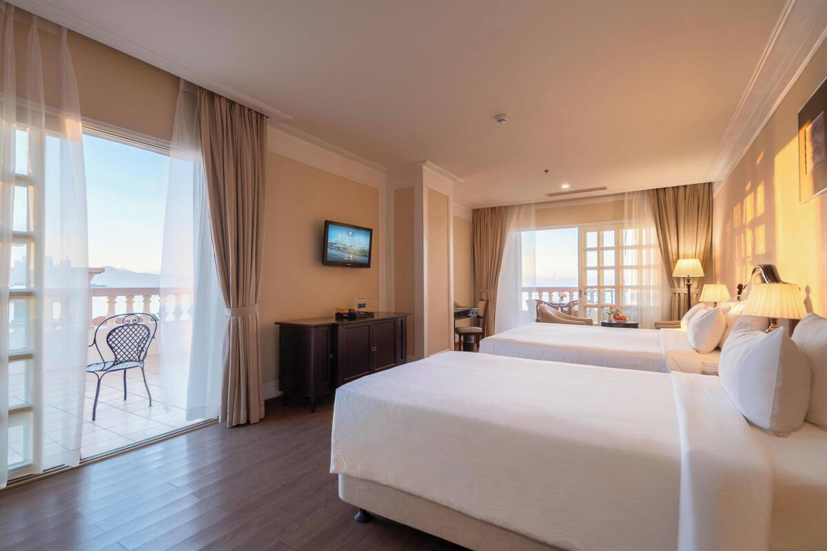Junior Suite, Ocean View, Corner | 1 bedroom, premium bedding, minibar, in-room safe