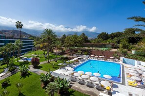 Piscine extérieure, parasols de plage, chaises longues