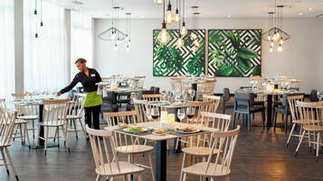Petit déjeuner, déjeuner et dîner servis sur place