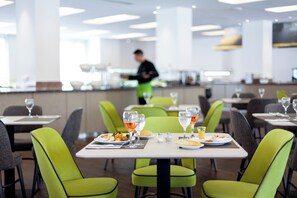 Petit déjeuner, déjeuner et dîner servis sur place