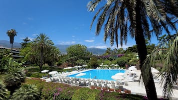 Außenpool, Sonnenschirme, Liegestühle