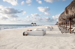Privat strand, sportdykning, volleyboll och strandbarer