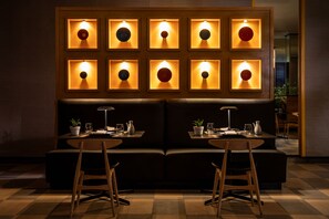 12 restaurants; breakfast, lunch, and dinner served