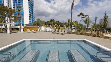 Una piscina cubierta, 2 piscinas al aire libre, sombrillas, tumbonas