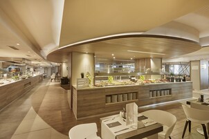 2 restaurantes, se sirve desayuno 