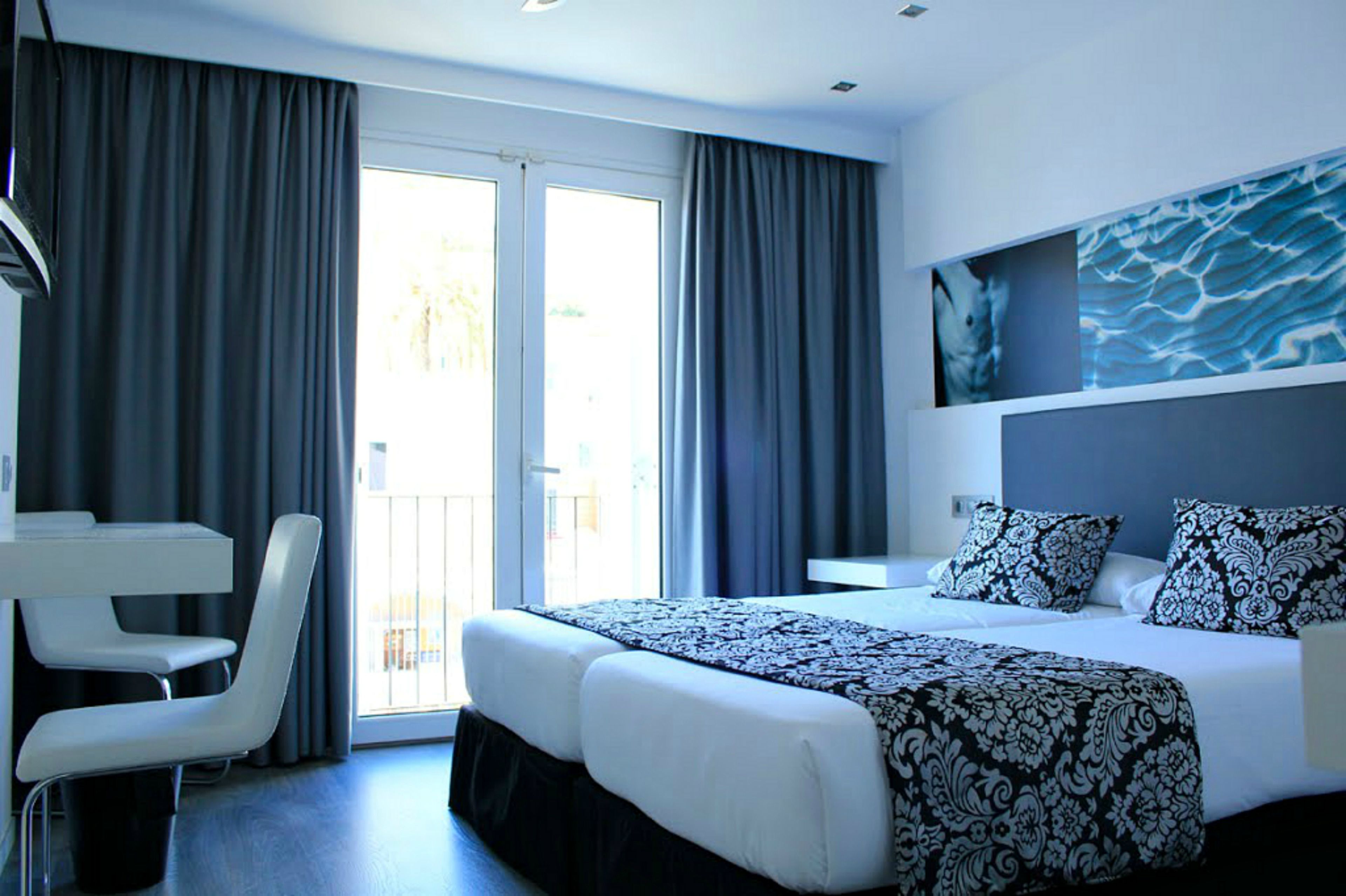 egyptian cotton sheets, premium bedding, minibar, desk