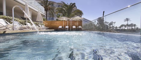 Piscine extérieure, parasols de plage, chaises longues