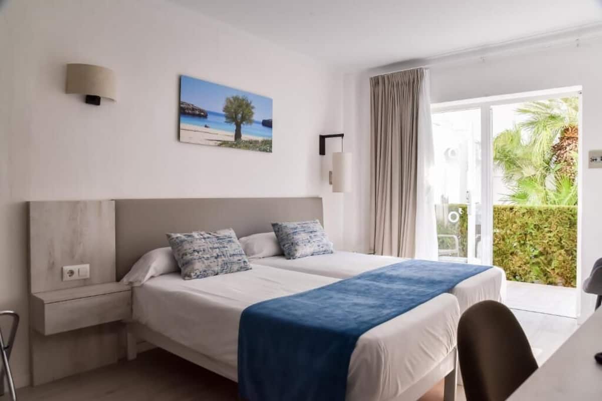 In-room safe, desk, soundproofing, free cribs/infant beds