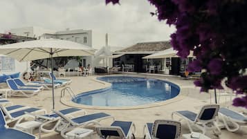 Outdoor pool, sun loungers