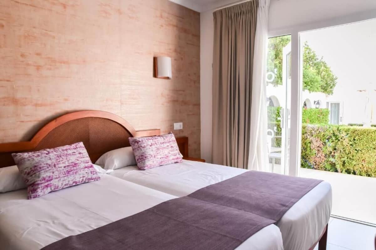 In-room safe, desk, soundproofing, free cribs/infant beds