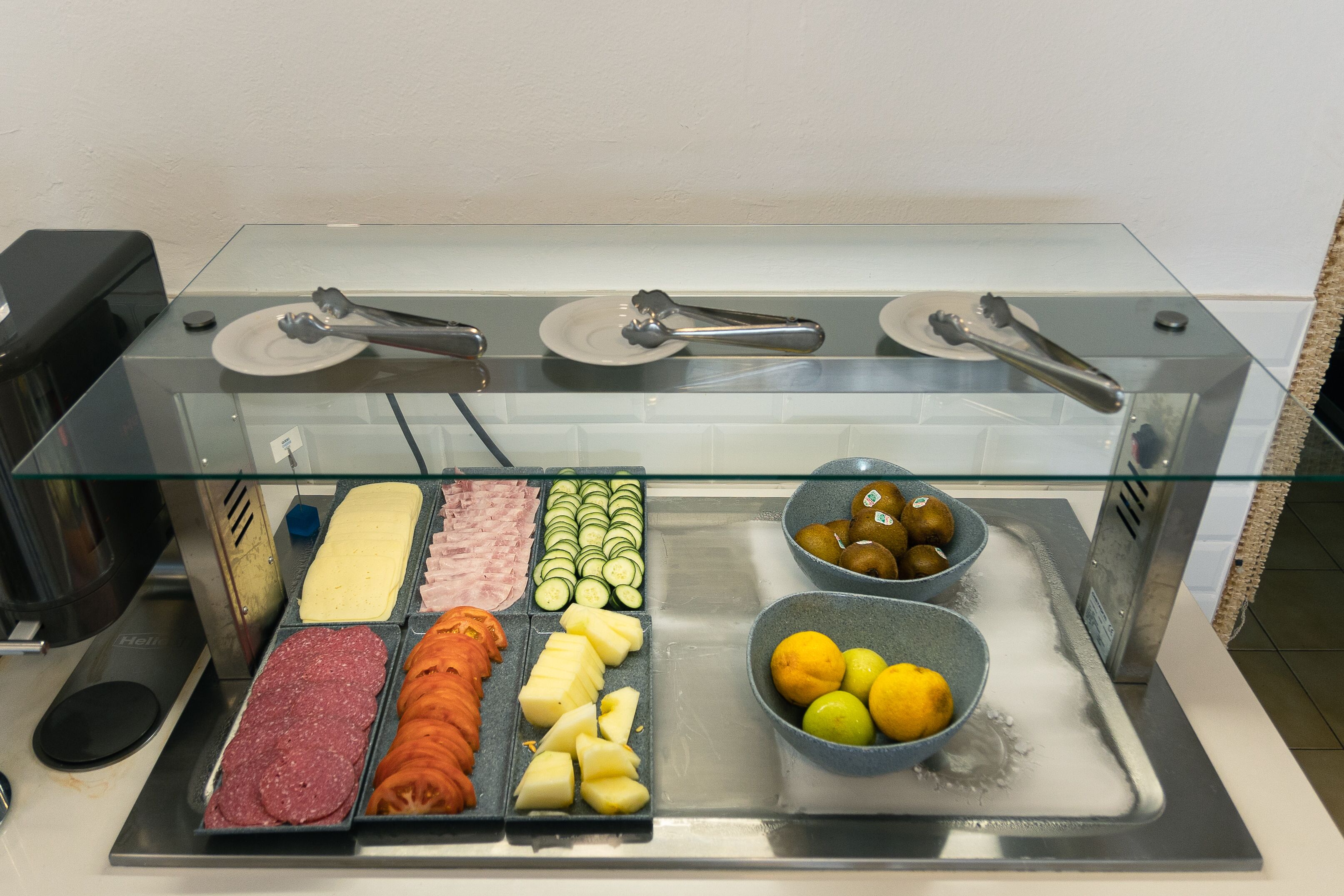 En buffé med ett varierat utbud av mat, inklusive kött, ostar och frukt.