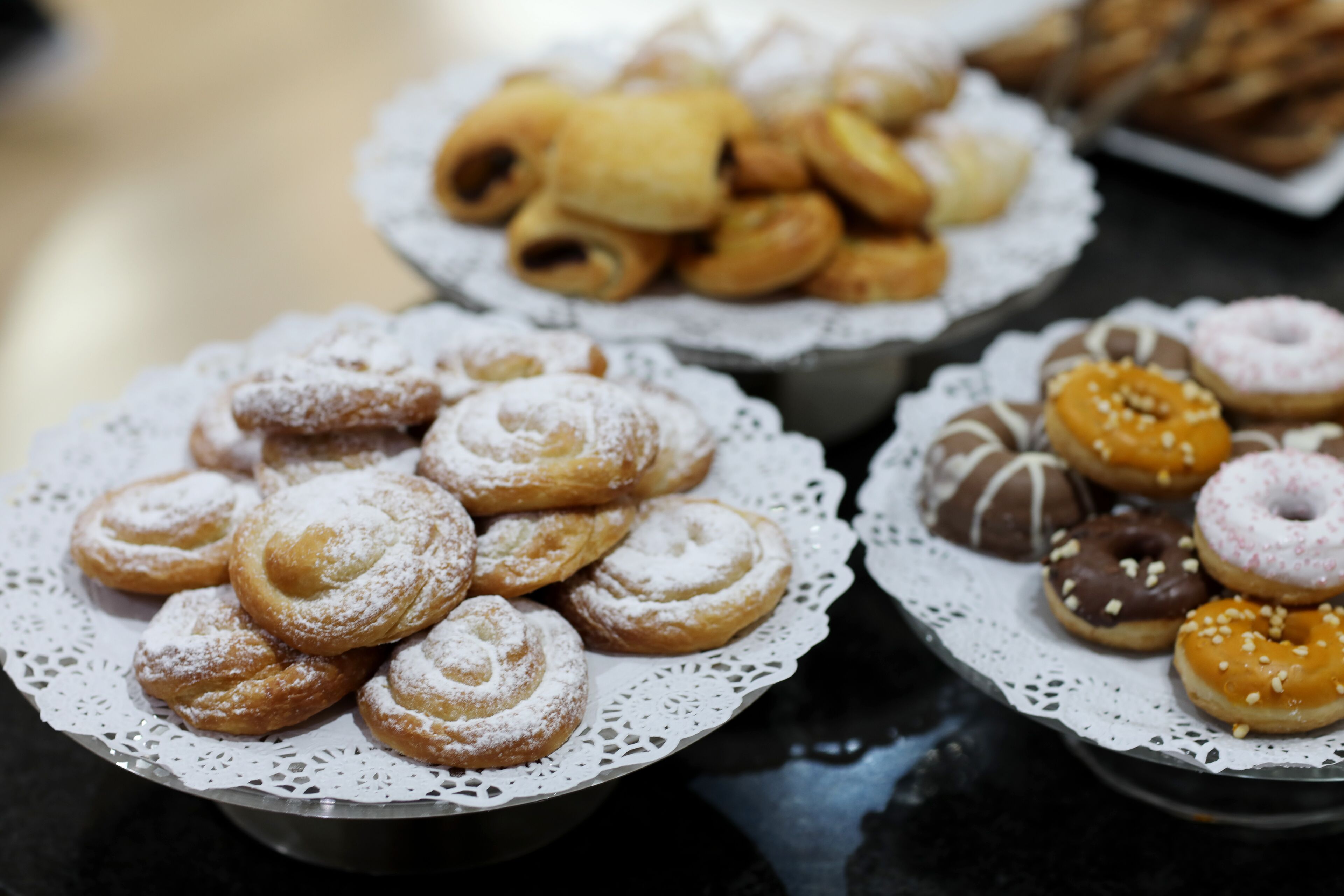 Variedad de pasteles sobre una mesa.