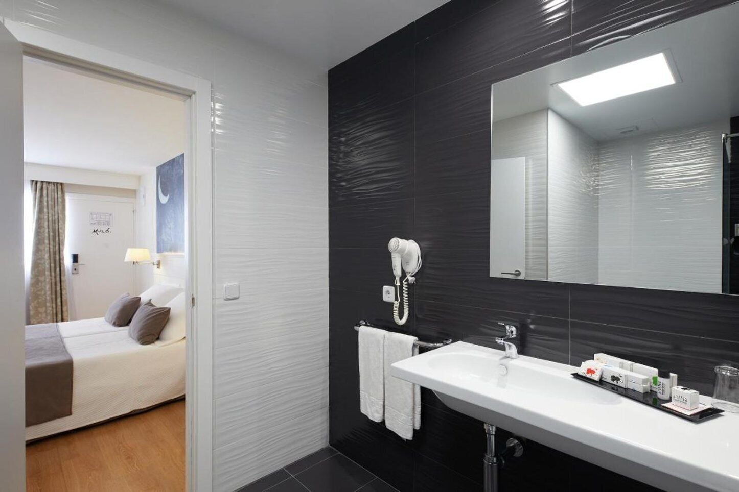 1 bedroom, premium bedding, down duvets, minibar