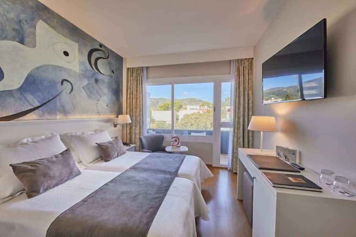 Ropa de cama de alta calidad, cubrecamas y minibar
