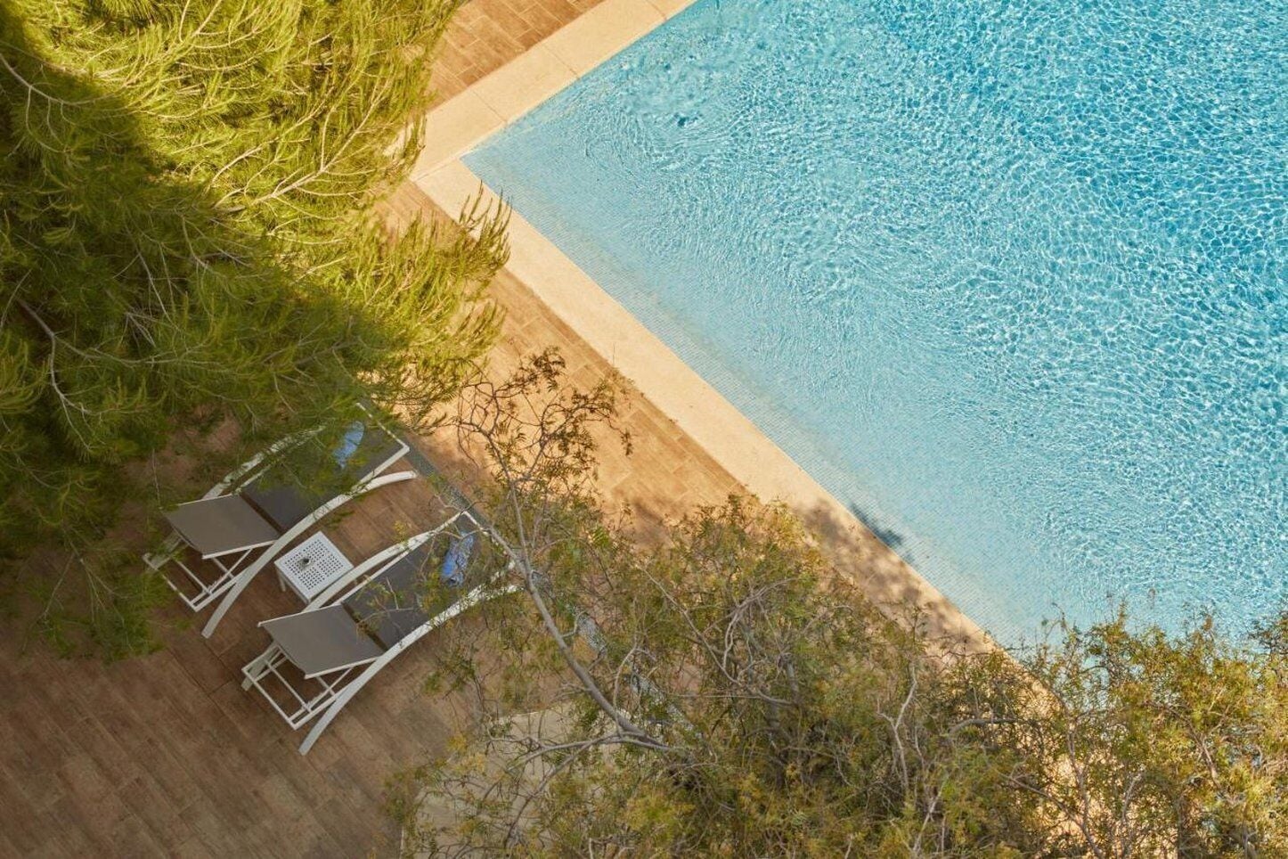 Udendørs pool, åben fra kl. 09.00 til kl. 18.00, parasoller, liggestole