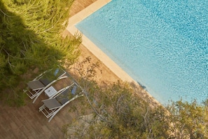 Una piscina al aire libre (de 09:00 a 18:00), sombrillas, tumbonas