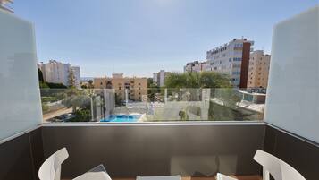 Premium tweepersoonskamer, uitzicht op zwembad | Uitzicht vanaf balkon