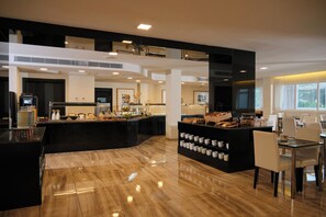 Desayuno buffet todos los días (con cargo)