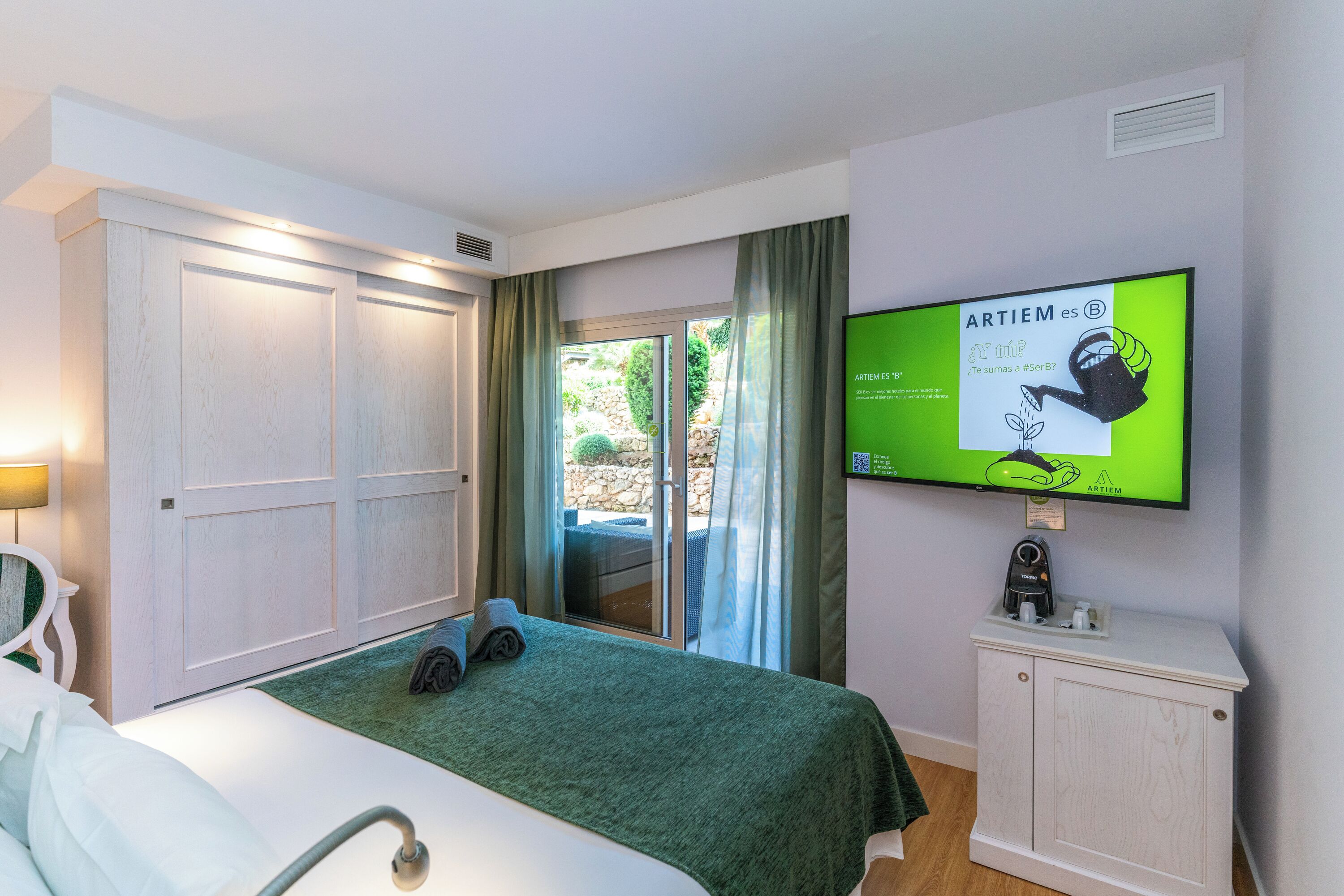 Habitación Deluxe doble, bañera de hidromasaje | Minibar, caja fuerte, escritorio y espacio para trabajar con un portátil