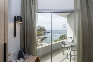 Minibar, caja de seguridad en la habitación y escritorio 