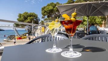 2 barer/lounger, 3 strandbarer och bar vid poolen