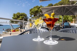 2 barer/lounger, 3 strandbarer och bar vid poolen