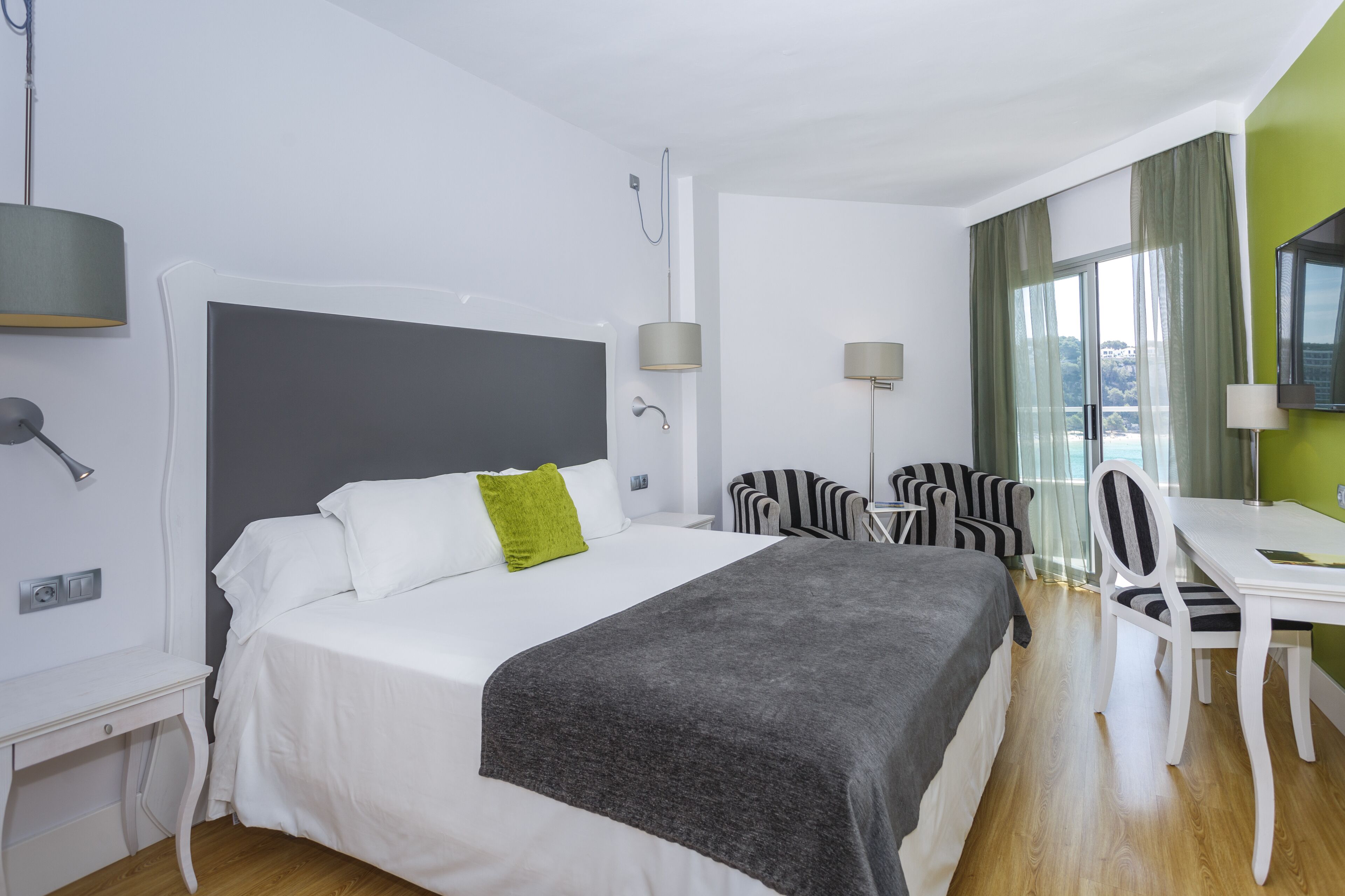 Minibar, coffres-forts dans les chambres, bureau