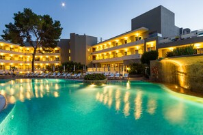 Indoor pool, outdoor pool, pool umbrellas, sun loungers - ARTIEM Audax - Adults Only Hotel (Ciutadella de Menorca)