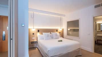 Premium Junior Suite | 1 slaapkamer, een minibar, een kluis op de kamer, een bureau