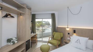 Habitación Premium doble, balcón, vistas al mar | Minibar, caja fuerte, escritorio y espacio para trabajar con un portátil